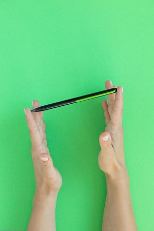 Карандаш GrafeeX с зеленым клипом в чехле