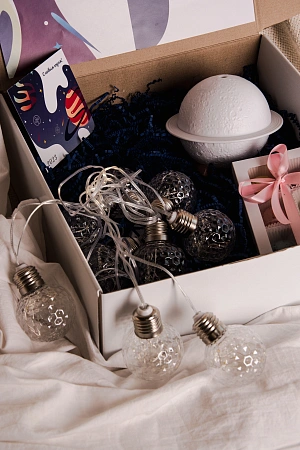 Набор «Космос нас ждёт»: увлажнитель воздуха, гирлянда, конфеты, открытка