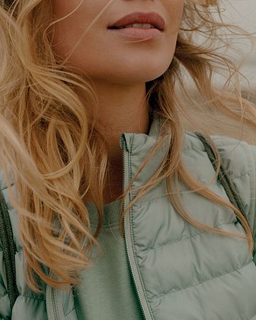 Женский стеганый жилет Iqoniq Meru из переработанного полиэстера AWARE™, 70 г/м²