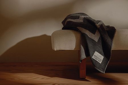 Плед VINGA Monogram из переработанного полиэстера GRS, 170x130 см