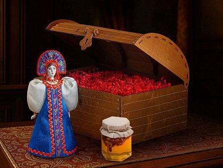 Подарочный набор: кукла фарфоровая, мёд с гецким орехом