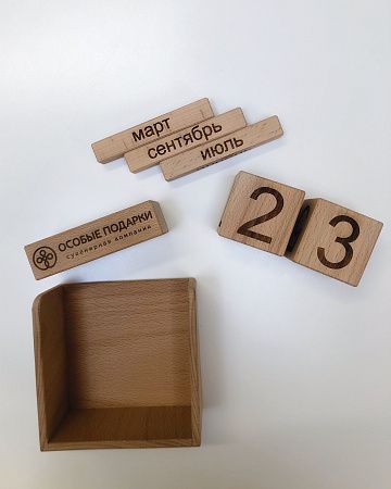 Вечный деревянный календарь с гравировкой