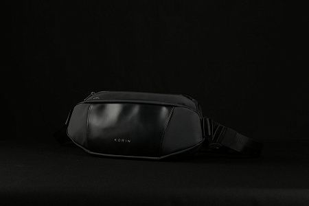 Наплечная сумка KORIN FlipSling 32х16х10 см, черная