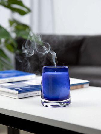 Ароматическая свеча Fragnola, пряная древесина и кардамон, темно-синяя