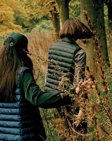 Женский стеганый жилет Iqoniq Meru из переработанного полиэстера AWARE™, 70 г/м²