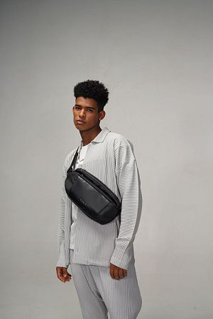 Наплечная сумка KORIN FlipSling 32х16х10 см, черная