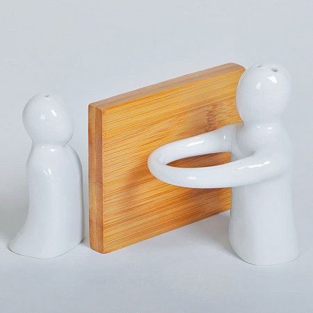 Солонка и перечница  "Объятия" в упаковке, 9х8х9,5см, фарфор, бамбук