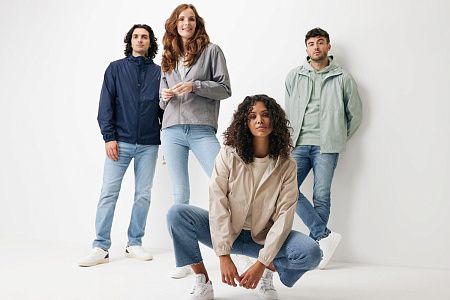 Ветровка Iqoniq Logan из переработанного полиэстера AWARE™, унисекс, 70 г/м²