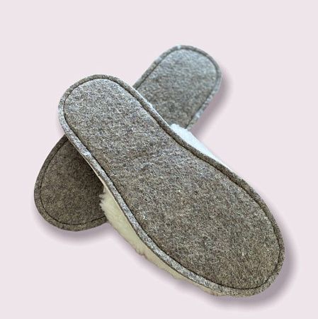 Тапочки из натурального меха, с вышитым логотипом