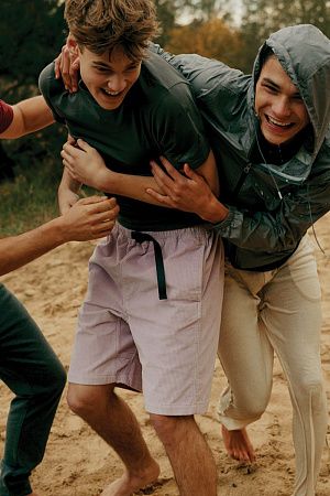 Ветровка Iqoniq Logan из переработанного полиэстера AWARE™, унисекс, 70 г/м²