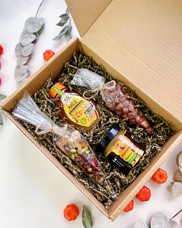 Подарочный набор «Глинт из рода Вейнов»: глинтвейн, фундук, мед, варенье