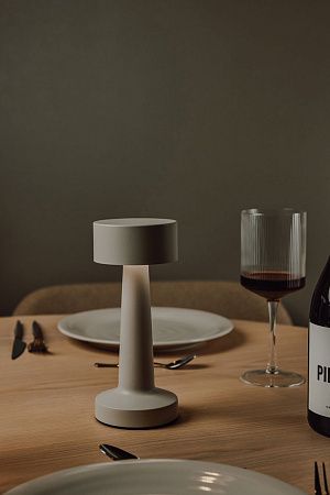 Настольная лампа VINGA Maris из переработанного пластика RCS